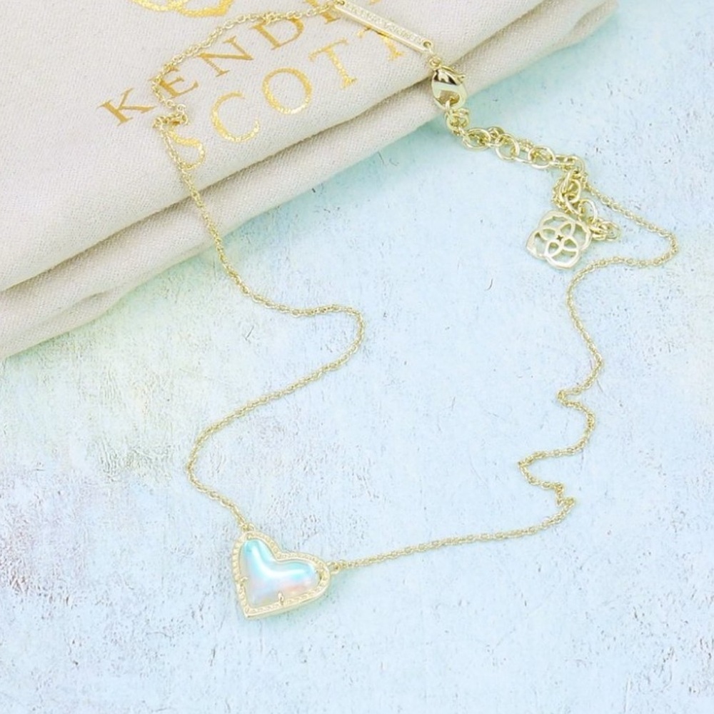 Kendra Scott Ari Heart Pendant in Gold Dichroic Glass